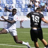 Alessandro Vogt (de dos) a renversé presque à lui seul le Lausanne-Sport de Kevin Mouanga dimanche à la Tuilière. KEYSTONE/PETER SCHNEIDER